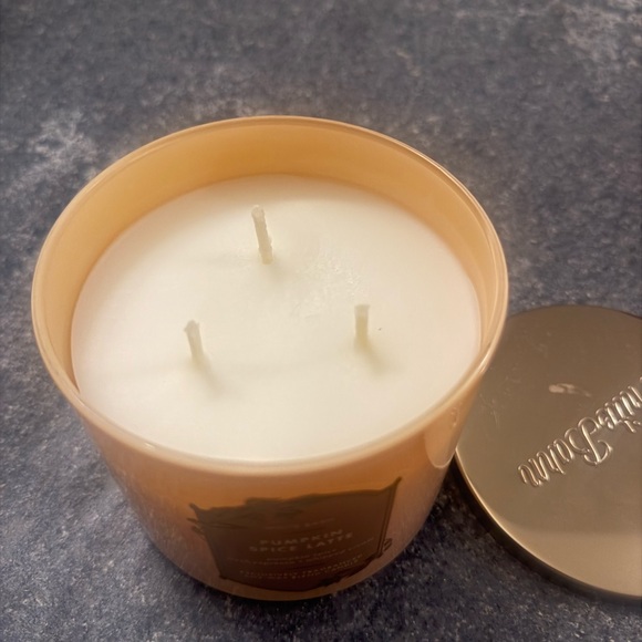 Bath & Bodyworks candle “Pumpkin Spice Latte” 14.5 oz - Picture 2 of 2